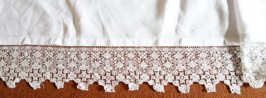 9267 Linen Altar Cloth Antique Maltese Lace